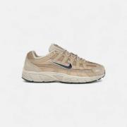 Lage Sneakers Nike P-6000 SE Hemp Sanddrift Metallic Silver Black