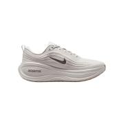 Lage Sneakers Nike Vomero Plus College Grey Light Iron Ore Gum