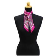 Tweedehands Roze Zijden Hermès Sjaal Hermès Vintage , Pink , Dames