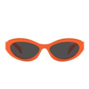 Zonnebril met onregelmatige vorm, oranje montuur en donkergrijze lenze...