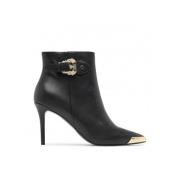 Metalen Detail Puntige Neus Enkellaarzen Versace , Black , Dames