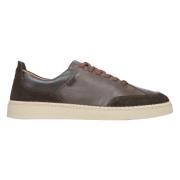 Heren bruine lage sneakers gemaakt van premium Italiaans leer en velou...