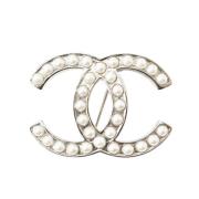 Pre-owned Metal brooches Chanel Vintage , Gray , Dames