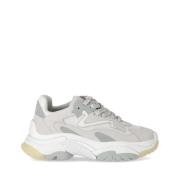 Stijlvol model voor modefanaten ASH , White , Dames