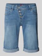 Korte regular fit jeans met asymmetrische knoopsluiting