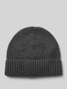 'Beanie met labelbadge