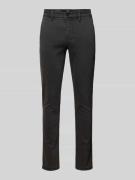 Slim fit chino met ceintuurlussen.