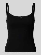 Top met strikdetail