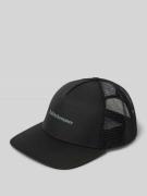 Trucker-pet met labelprint en versterkte klep