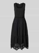 Midi-jurk in laagjeslook met broderie anglaise