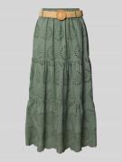 Midirok met broderie anglaise en riem