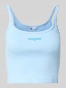 Korte slim fit top van ribstof