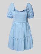 Mini-jurk in laagjeslook met vierkante hals