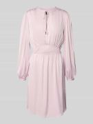 Getailleerde knielange jurk van satijn, model 'DECLY'