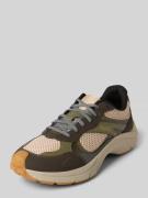 Sneakers met vetersluiting en labeldetail
