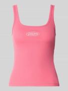 Slim fit tanktop in riblook met labelstitching