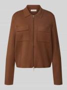 Gebreid jack met platte kraag.