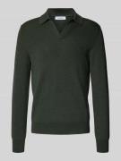 Gebreide pullover van scheerwol met platte kraag en V-hals