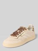 Lage sneakers van suède in streetstyle