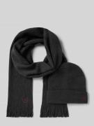 Set van sjaal en muts met labelstitchings