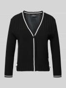 Gebreid jack met knoopsluiting.