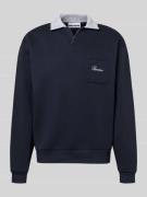 Sweatshirt met contrastkraag en borstzak met geborduurd logo