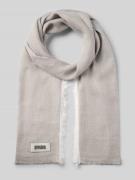 Sjaal met labeldetail en franjes, model 'PLINA'