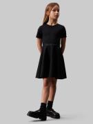 NU 20% KORTING: Calvin Klein Jerseyjurk PUNTO TAPE FIT FLARE SS DRESS