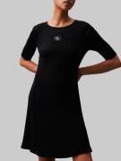 NU 20% KORTING: Calvin Klein Sweatjurk WOVEN LABEL SS SWEATER DRESS