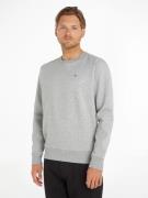 TOMMY JEANS Sweatshirt TJM REGULAR FLEECE C NECK met merkembleem op de...