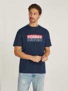 NU 20% KORTING: Tommy Jeans Plus T-shirt TJM REG RWB TOMMY ENTRY TEE E...