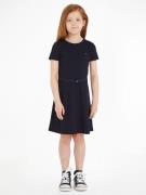 Tommy Hilfiger Jerseyjurk ESSENTIAL SKATER DRESS met merklabel op de t...